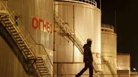 油价走低,因俄罗斯主要港口恢复装载,供应压力随之缓解。