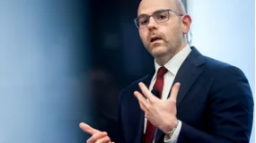 美联储理事米兰：需要大幅降息，当前货币政策阻碍经济发展，并将失业率逐步推高