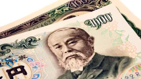 前日本央行货币政策负责人表示，日元持续走弱正让12月加息的可能性进一步上升。