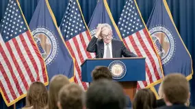 在美联储12月利率决议前夕，关键就业指标意外转弱：11月ADP就业人数录得负值，显著低于市场预期。这一“冷却信号”进一步巩固了市场对美联储倾向降息的判断。