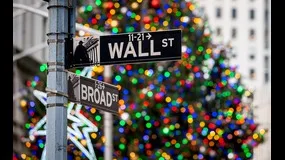 Wall Street Rides Santa Rally as Fed Cut Bets and Dollar Weakness Offset Thin Liquidity
