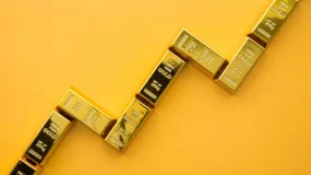 Gold Rises Toward Record Highs Amid Rate-Cut Bets and Geopolitical Risk