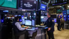 受霍尔木兹号油轮运行预期提振，油价回落，股市跌幅收窄