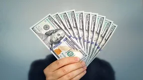 Dollar Strengthens as Inflation Concerns Outweigh Gold's Safe-Haven Appeal