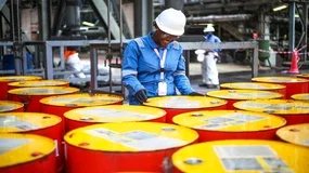Oil Prices Fall as Record US Inventory Build Offsets Iran Supply Risks